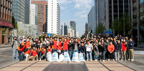 SK렌터카 임직원들이 창립 35주년을 맞아 서울시 종로구 청계천 인근에서 '줍깅' 활동에 참여했다