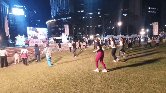 '운동하는 서울광장'에서  다같이 흔들고 뛰어요