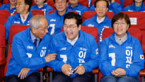환호, 침묵, 침통.. 출구조사 발표 후 엇갈린 분위기