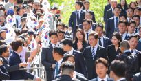 이재명 대통령, 환호 속 첫 출근... 첫 공식 일정은 현충원 참배