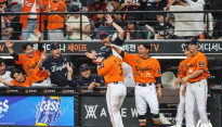 ‘1시간 44분 우천 중단’ 뚫은 한화, LG 꺾고 33일 만에 단독 1위