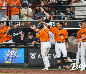 ‘1시간 44분 우천 중단’ 뚫은 한화, LG 꺾고 33일 만에 단독 1위