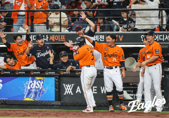 ‘1시간 44분 우천 중단’ 뚫은 한화, LG 꺾고 33일 만에 단독 1위