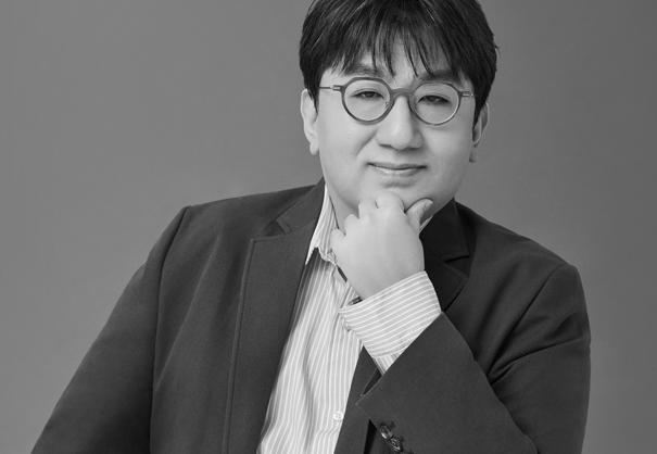 방시혁  '이면계약 의혹'에 하이브 주가 3% 급락