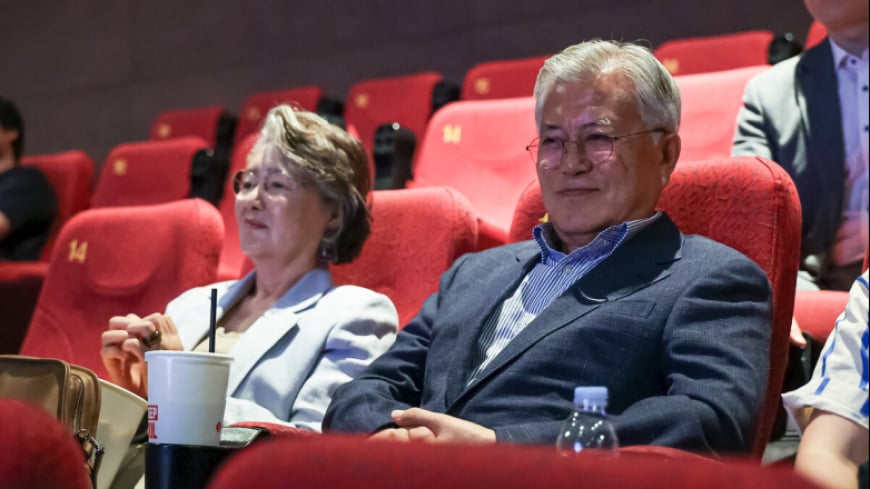 문재인 전 대통령 부부, 영화 ‘바다호랑이’ 관람 “눈물 없이 볼 수 없었다”