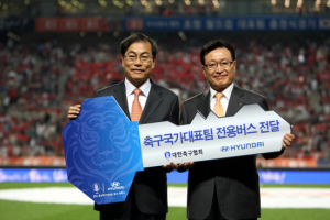 현대차, 대한민국 축구 국가대표 전용버스 전달
