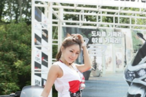 매력적인 포즈를 취하는 레이싱모델 한지은