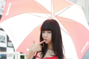 깜찍한 표정의 레이싱모델 안지영