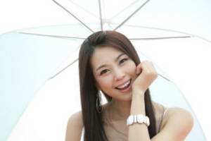 다양한 표정의 레이싱모델 주다하