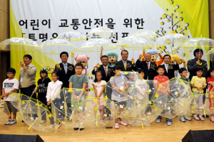 현대모비스, 투명우산 10만개 전국 218개 초등학교에 배포