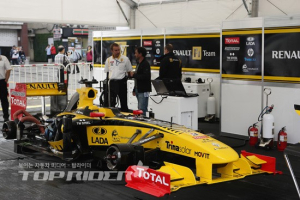 대기중인 '르노 F1팀 R29 머신'