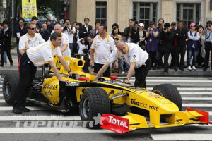 조심 조심 이동하는 '르노 F1팀 R29 머신'