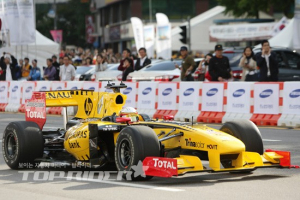 F1머신의 화려한 도심속 질주
