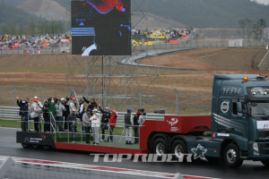 [F1 코리아 그랑프리] 팬들에게 인사하는 24명의 드라이버