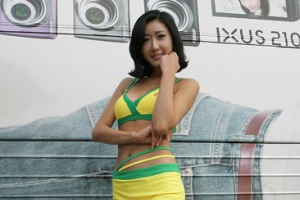 여성스러운 매력을 뽐내는 레이싱모델 '주빈'