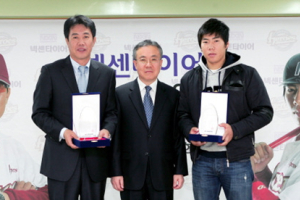 넥센타이어, 김시진 감독·강정호 선수 명예지사장 위촉