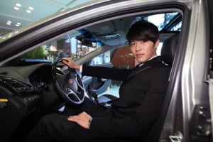 현빈, 그랜저 1호차 유니세프에 기증