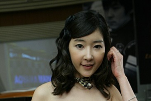 [포토] 글래머스한 매력을 뽐내는 레이싱모델 김유연