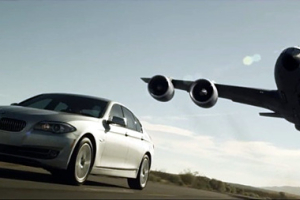 BMW 5시리즈의 '항공급유' 광고…반전 기발해