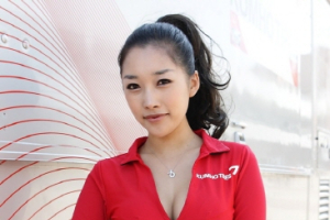 [포토] 금호타이어, 볼륨감을 강조한 의상의 모델 차하나