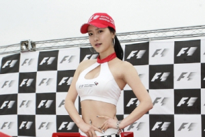 [포토] 날씬한 몸매를 뽐내는 레이싱모델 민수아