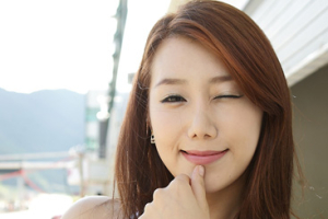 [포토] 레이싱모델 이성화의 깜찍한 윙크