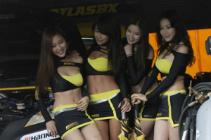 [포토] 레이싱모델들의 아이패드 셀카 놀이
