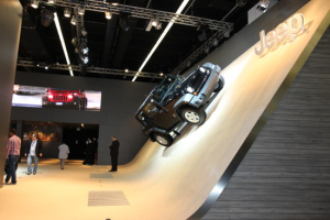 [프랑크푸르트 모터쇼 포토] 벽에 붙은 JEEP, 떨어지지 않을까?