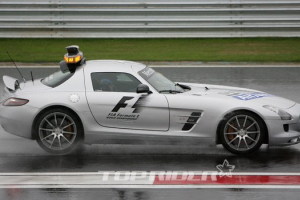 서킷에 나타난 벤츠 SLS AMG…'F1 머신보다 눈에 띄네'