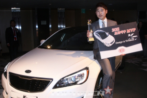 기아차, 프로야구 MVP 윤석민에게 K7 증정