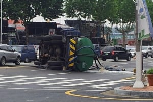 정화조 트럭이 가드레일 뚫고 렉서스 덮쳐