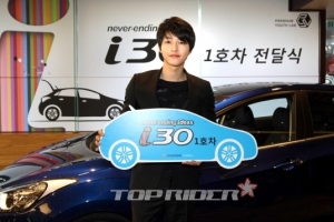 현대차 i30 1호차 주인공은 배우 송중기