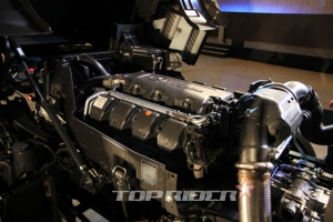 [포토] 벤츠 트럭, 악트로스 블랙 라이너의 550마력 V8 엔진