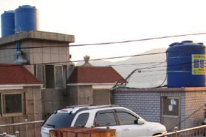 ‘옥상 주차 달인’…자동차가 건물옥상에 어떻게 올라갔을까?