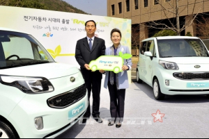 기아차·환경부, ‘레이EV’ 전달식 개최…“전기차 시대의 출발”