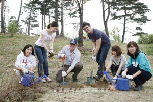 BMW코리아, 임직원들과 서울 숲 가꾸기 봉사 활동