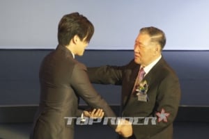 탤런트 이서진, 정몽구 회장과 악수하더니