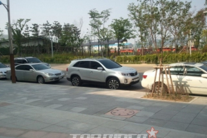 신형 쏘렌토R 위장막 벗었다…광고 촬영 중 포착