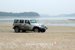 [시승기] 지프 랭글러 사하라, “고속도로에서 갯벌까지”