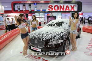 [영상] 레이싱모델의 섹시한 버블 세차쇼…