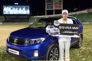 기아차, 한국시리즈 MVP 이승엽에게 신형 쏘렌토R 증정