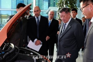 정몽구회장 제네시스 앞세워 일류브랜드 도약