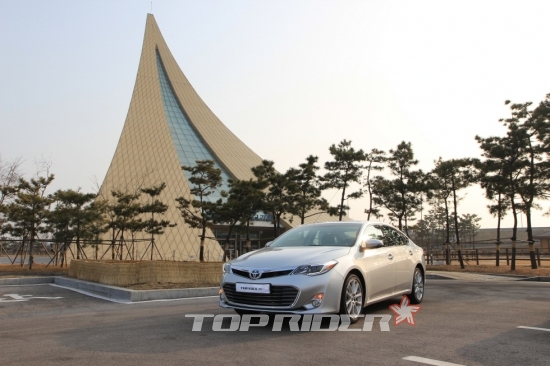 [시승기]대형 세단의 기본 조건을 갖춘 토요타 아발론