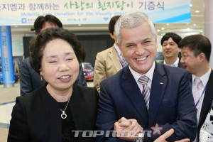 한국지엠 시각장애인의 안전한 보행을 위한 재활보조기 기증