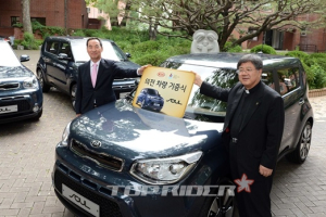 기아차, 교황 방한위에 쏘울 3대 기증