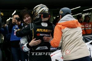 슈퍼6000 8전 1위 조항우, 2위 황진우 경기후 뜨거운 포옹