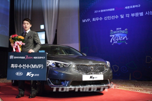 기아차, 서건창선수에게 ‘K7 2015’ 증정