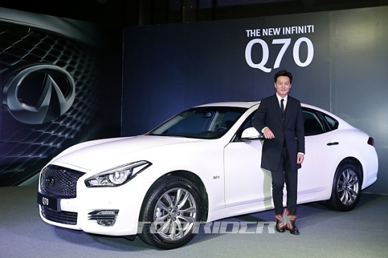 [포토] 인피니티 홍보모델 이서진, 럭셔리 세단 뉴 Q70 함께