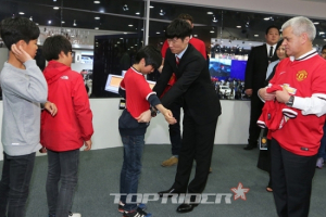 한국지엠, 맨유 앰버서더 박지성과 함께 희망을 선물하다