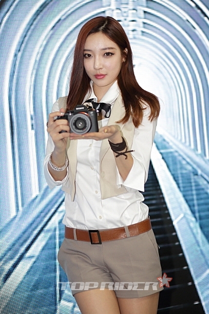 [포토] 시크한 눈빛이 매력인 레이싱모델 김하나